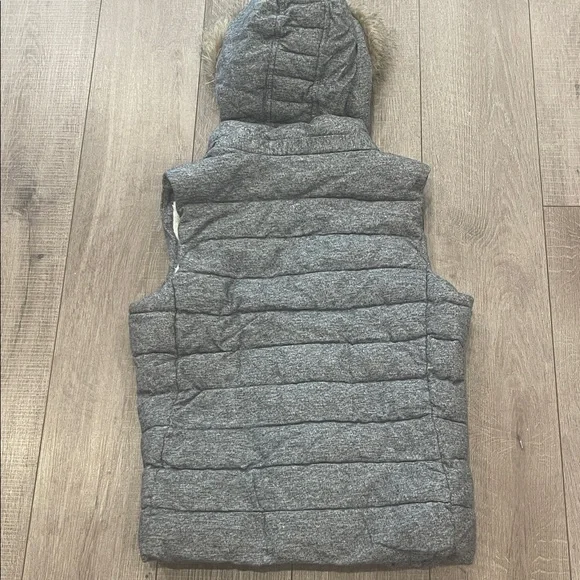 Banana RepublicWomen’s Gray Vest with Faux Fur Hood Size Medium - Picture 4 of 8